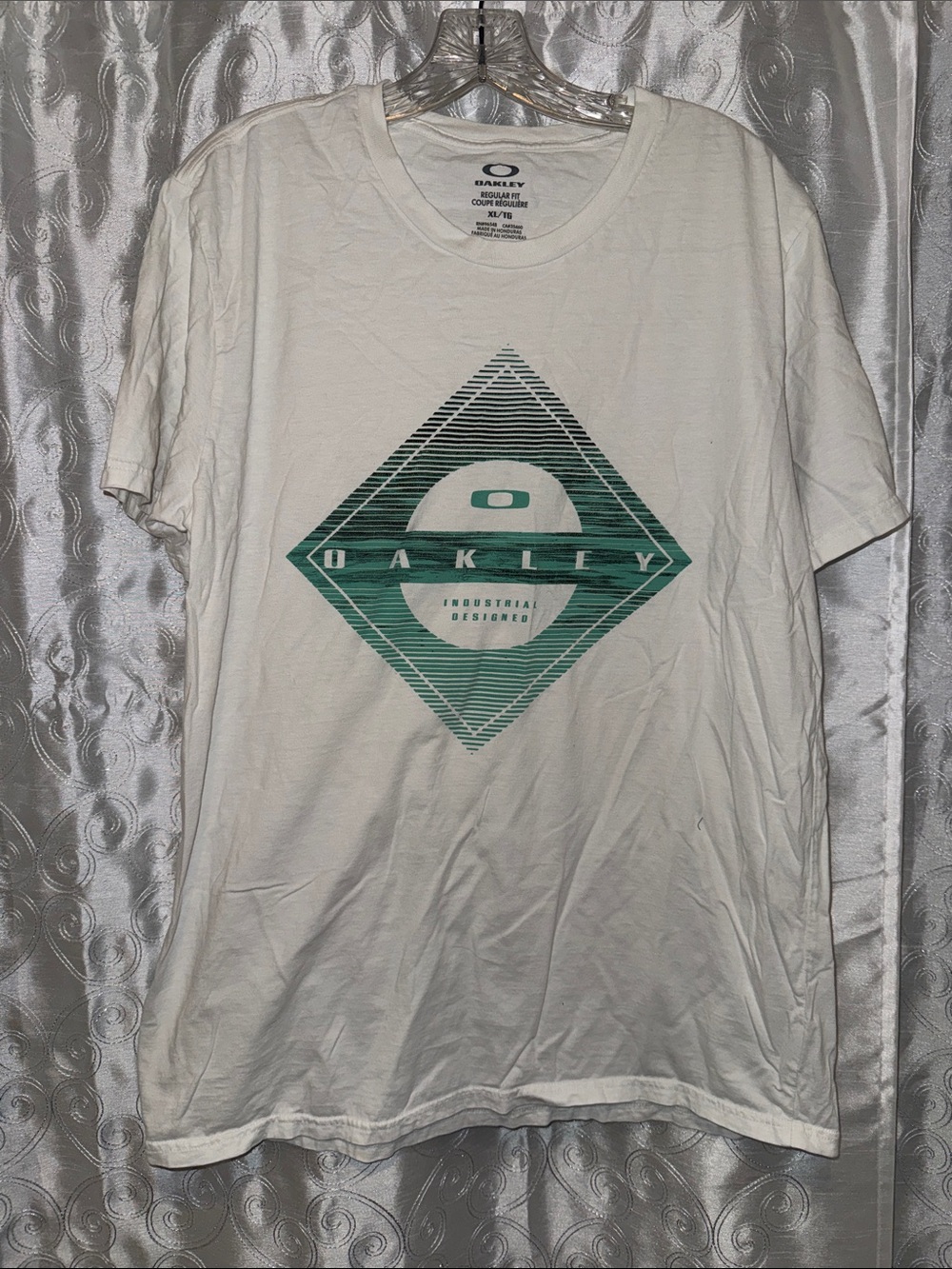 Oakley White Short-Sleeve Tee with Teal Graphic Diamond Logo Men’s Size XL 🔥 G2